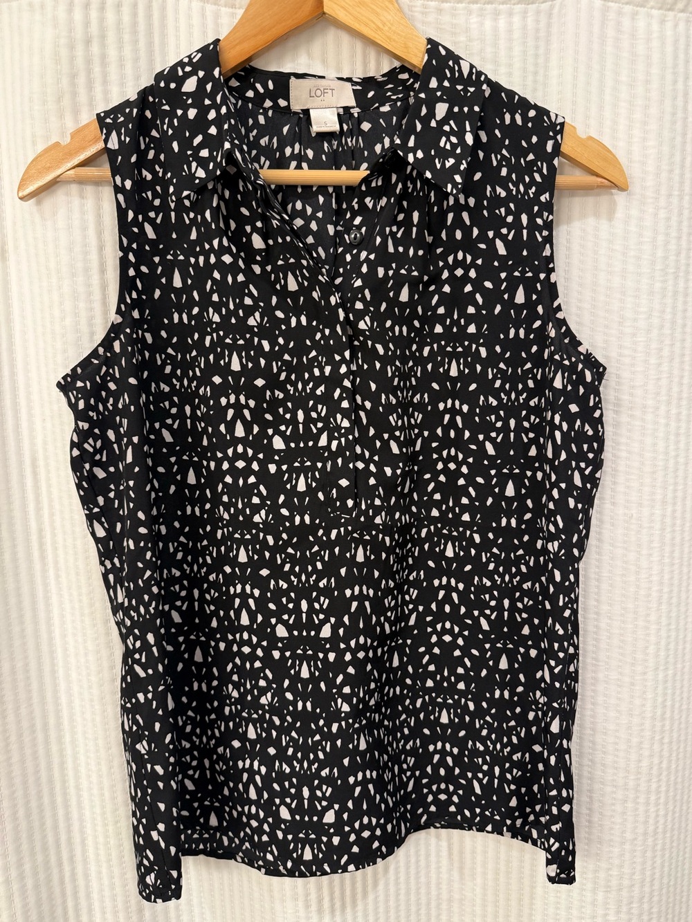 LOFT Black & White Sleeveless Collared Print Top